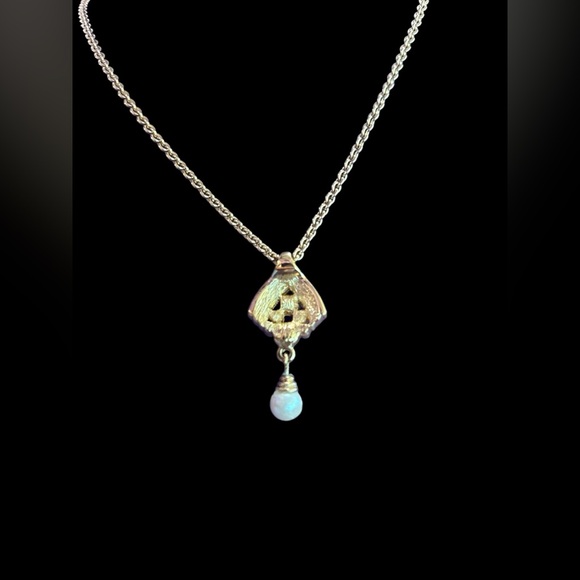 Dior Elegant Gold Pearl Pendant Necklace - Picture 4 of 4